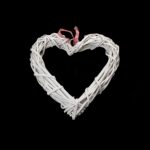 It sounds like you're referring to a garden decoration item, specifically a straw heart that measures 14 cm in size. The number "3552" might be a product code or model number....