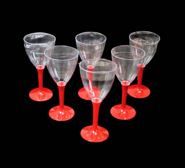 The product you're referring to seems to be plastic wine glasses with a red stem handle, measuring 15 x 7 cm. The model number THL9562 could be used for inventory or ordering...