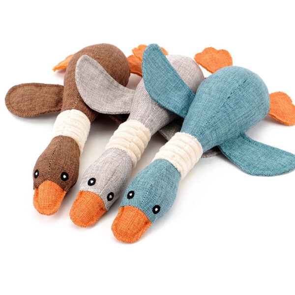 This appears to be a description for a pet toy designed for both cats and dogs. It is a soft toy shaped like a duck or goose, intended for playing fetch and as a teething toy...