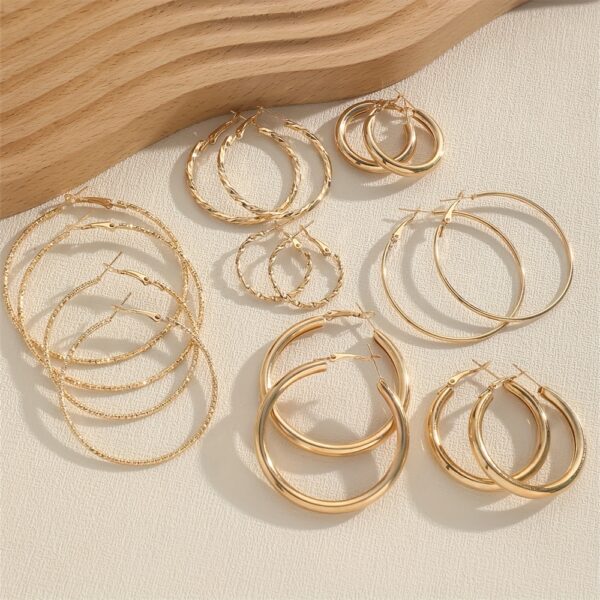 A Set Of 8 Pairs Of Simple And Stylish Twisted Wave Sparkling Earrings In Golden And Silvery Colors. - Image 3