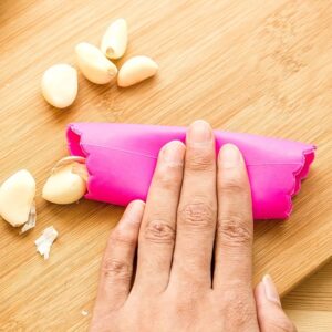 Easy-Grip Garlic Peeler - Durable Plastic, Perfect for Kitchen & Dining Use