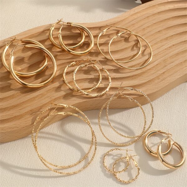 A Set Of 8 Pairs Of Simple And Stylish Twisted Wave Sparkling Earrings In Golden And Silvery Colors. - Image 2