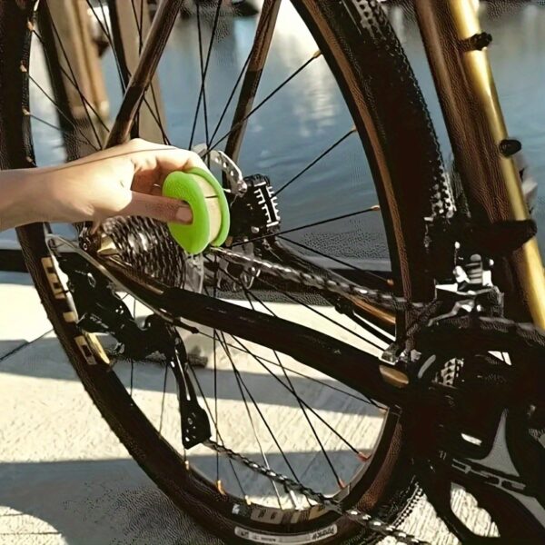 1pc Portable Bike Chain Oiler Tool - Effortless Maintenance with Anti-Rust Lubricant, Green PP Material, Ideal for All-Weather Use, Bike Maintenance Essentials | Green Plastic Oiler | Durable Plastic Oiler - Image 4