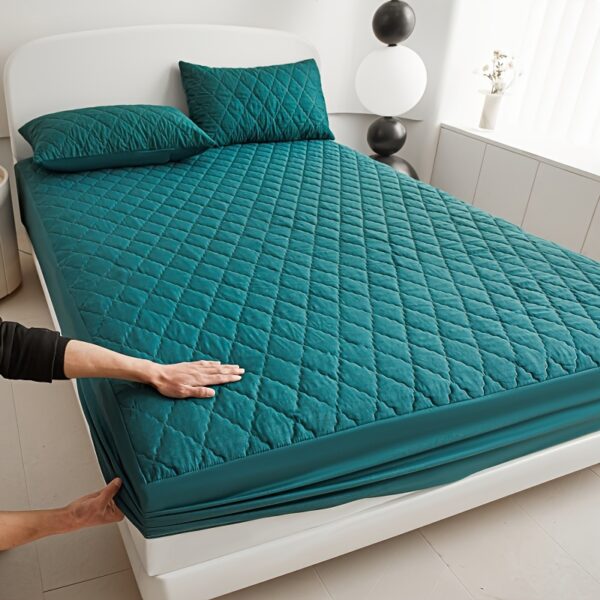 Ultra-Soft High Quality Mattress Protector with Deep Pockets - Solid Color, Geometric Design for Enhanced Sleep Comfort in Bedroom and Guest Room, for Winter