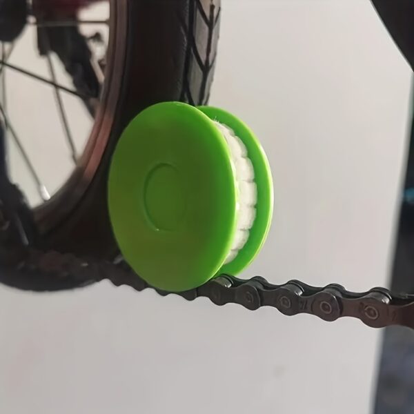 1pc Portable Bike Chain Oiler Tool - Effortless Maintenance with Anti-Rust Lubricant, Green PP Material, Ideal for All-Weather Use, Bike Maintenance Essentials | Green Plastic Oiler | Durable Plastic Oiler - Image 2