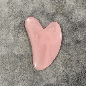 1pc Heart-Shaped Resin Amber Gua Sha Tool - Fragrance-Free, Manual Facial & Full Body Scraping Board for Spa-Quality Skin Care