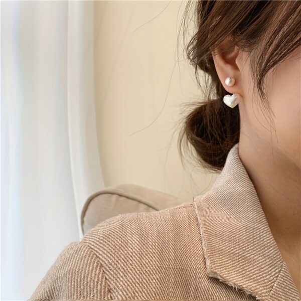 1 Pair Vintage Style Heart-Shaped Imitation Pearl Stud Earrings, Simple Luxury Fashion Dangle Earrings for Women, Versatile Temperament Jewelry for Daily and Party Occasions, Novelty Earrings - Image 3