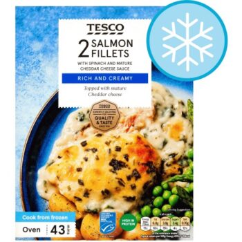 Tesco 2 Salmon Fillets with Spinach and Mature Cheddar Cheese Sauce (360g)